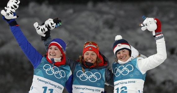 Laura Dahlmeier wywalczyła złoty medal igrzysk w Pjongczangu w biathlonowym sprincie na 7,5 km. Niemka była o 24,2 s szybsza od Norweżki Marte Olsbu i o 25,8 s od Czeszki Veroniki Vitkovej. Najlepsza z Polek Krystyna Guzik uplasowała się na 28. pozycji.