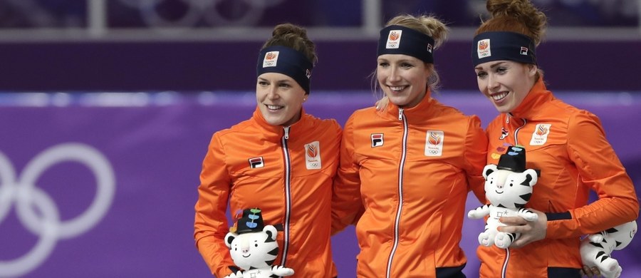 Holenderskie panczenistki zdominowały wyścig na 3000 m, pierwszą konkurencję igrzysk w Pjongczangu na długim torze. Wygrała Carlijn Achtereekte przed dwukrotną złotą medalistką olimpijską na tym dystansie Ireen Wuest oraz Antoinette de Jong. Luiza Złotkowska zajęła 14. miejsce.