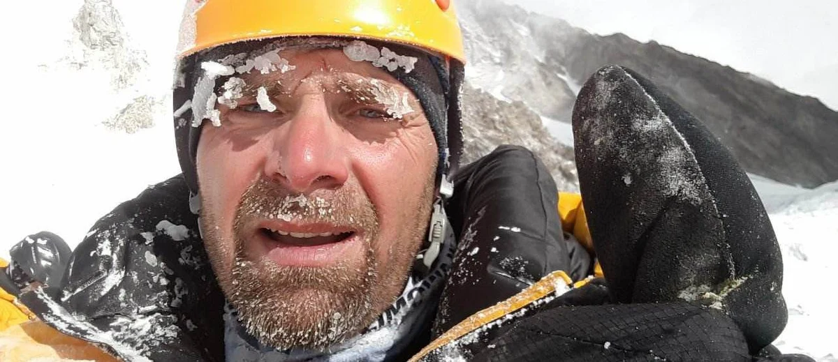 Nowa droga wspinaczki na niezdobyty zimą szczyt K2 (8611 m) nie została jeszcze wybrana przez kierownika narodowej wyprawy Krzysztofa Wielickiego. Z powodu złych warunków atmosferycznych nie przyleciał do bazy śmigłowiec, aby zabrać Rafała Fronię do szpitala w Skardu.