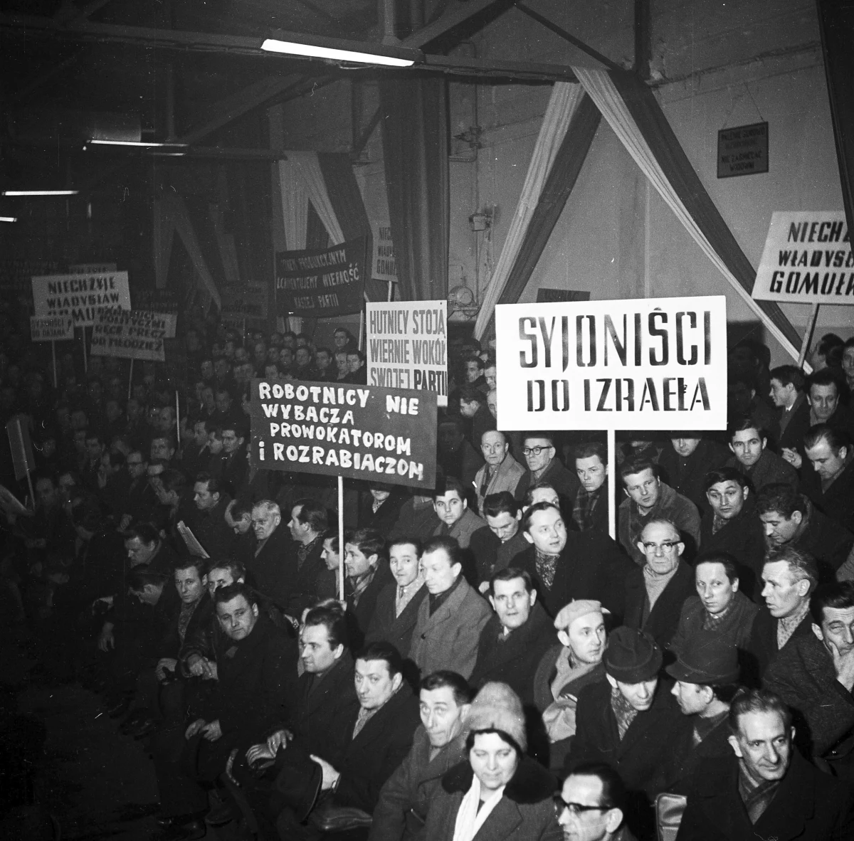 W tym roku minie równe 50 lat od początku antysemickiej nagonki cynicznie wywołanej przez władze Polski Ludowej. Ta ohydna rozgrywka wewnątrz Polskiej Zjednoczonej Partii Robotniczej, kiedy jedna frakcja zapragnęła zniszczyć drugą, wykorzystując żydowskie pochodzenie wielu prominentów komunistycznego reżimu, poskutkowała wyjazdem z naszego kraju także nie uwikłanych w politykę przedstawicieli narodu wybranego, co odbiło się szerokim echem w całym świecie. Reperkusje tamtych wydarzeń na długo zaciążyły na naszym negatywnym wizerunku jako państwa i społeczeństwa jawnie wrogiego nielicznym Żydom ocalałym z dokonanego przez Niemców głównie przecież na polskich ziemiach Holokaustu.