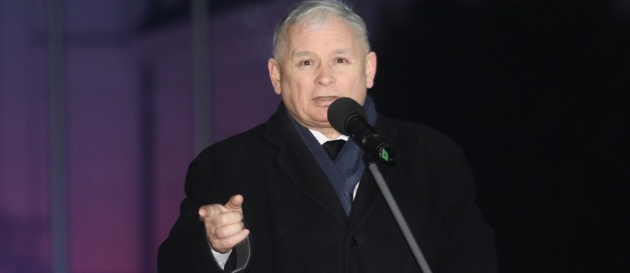 Pomnik b. prezydenta Lecha Kaczyńskiego nie zostanie postawiony na rocznicę katastrofy smoleńskiej; 10 kwietnia zostanie postawione coś w rodzaju cokołu, postumentu, który będzie symbolizował ten pomnik - mówił prezes PiS Jarosław Kaczyński podczas obchodów 94. miesięcznicy smoleńskiej. Prezes PiS nawiązywał też do kontrowersji w związku z nowelizacją ustawy o IPN.