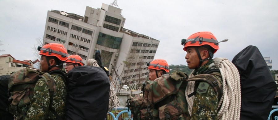 ​Liczba ofiar śmiertelnych trzęsienia ziemi, które nawiedziło Tajwan we wtorek, wzrosła do 15 po znalezieniu w sobotę pod gruzami hotelu w mieście Keelung ciała trzeciej spośród kilku osób uznanych za zaginione. Wciąż nie udało się zlokalizować ciał dwóch osób.