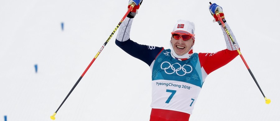 Norweski narciarz Simen Hegstad Krueger niespodziewanie wygrał bieg łączony (15 km techniką klasyczną + 15 km techniką dowolną) na igrzyskach w Pjongczangu. Wyprzedził rodaków Martina Johnsruda Sundby'ego i Hansa Christera Holunda. Dominik Bury zajął 52. miejsce.