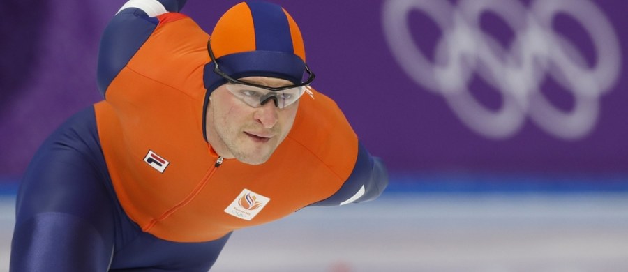 Holenderski panczenista Sven Kramer po raz trzeci z rzędu wygrał olimpijski bieg na 5000 m. Po zwycięstwach w Vancouver (2010) i Soczi (2014), w niedzielę był najlepszy także w Pjongczangu. Adrian Wielgat zajął ostatnie, 22. miejsce.
