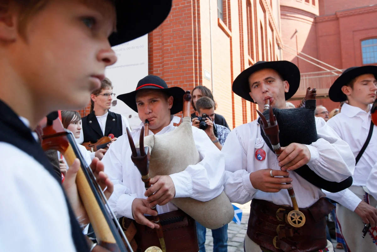 Przywędrowały do nas z Azji Mniejszej wraz z turecką armią, bo były instrumentem wojskowym. Stąd w niektórych regionach naszego kraju nazywane są, jak w Turcji, "gajdami". Najczęściej jednak nazywane są "dudami”. Archaiczny instrument muzyczny ma teraz szansę trafić na światową listę dziedzictwa niematerialnego UNESCO. To tez szansa na przypomnienie Polakom tego instrumentu, który przez wielu nazywany jest błędnie "kobzą".