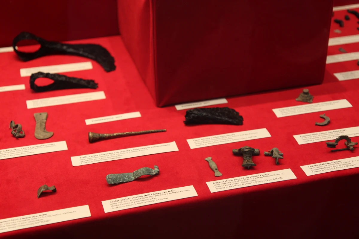 Muzeum Warmii i Mazur w Olsztynie pokazało dzisiaj eksponaty, które udało się pozyskać w zeszłym roku. To ponad pół tysiąca przedmiotów od prehistorii po sztukę współczesną. 