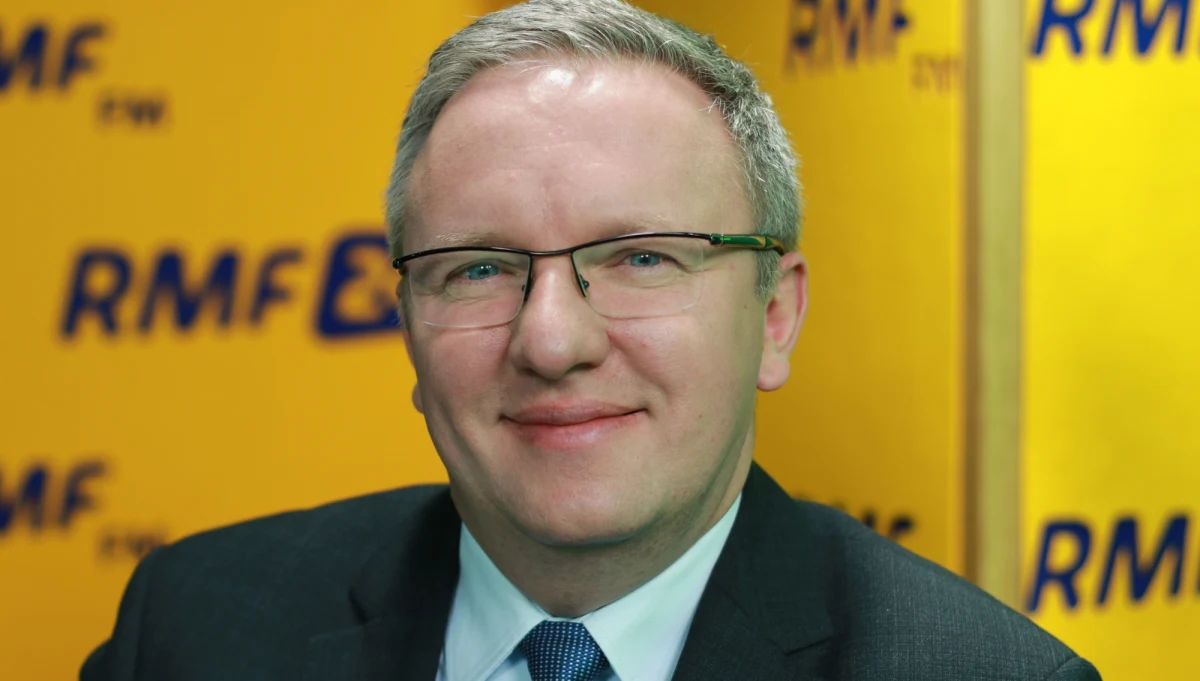 „Jest wstydem miasta stołecznego Warszawy, że do tej pory nie postawiono ani pomnika prezydentowi Lechowi Kaczyńskiemu, ani że nie zbudowano pomnika ofiar katastrofy smoleńskiej, który jest pomnikiem ponadpolitycznym (…). To wstyd, skandal i rzecz, która nie powinna była się nigdy zdarzyć” - powiedział w Porannej rozmowie w RMF FM Krzysztof Szczerski, komentując sprawę budowy pomnika na Placu Piłsudskiego. „Mam nadzieję, że tak. To jest najwyższy czas. Każdy kolejny miesiąc bez pomnika ofiar katastrofy smoleńskiej to kolejny miesiąc wstydu miasta stołecznego Warszawy” – dodał szef gabinetu prezydenta, zapytany o to czy pomnik stanie przed dniem 10 kwietna. Odnosząc się do zapowiedzi ze strony opozycji o rozebraniu pomnika w wypadku zmiany władzy w Polsce, Szczerski stwierdził: „To jest barbarzyństwo, zapowiedź rządów barbarzyńskich, ja mam nadzieję, że do barbarzyństwa  w Polsce nie dojdzie”. Minister wyraził opinię, że powinien także powstać pomnik ś.p. Lecha Kaczyńskiego. „I to nie tylko w Warszawie, dlatego, że Polska powinna szanować i oddawać część swoim najwyższym przedstawicielom”. Szczerski ocenił także, że nominacje generalskie mogłyby zostać wręczone 1 marca. „Jeśli wszystkie procedury będą wypełnione, to taka możliwość istnieje” – zaznaczył. Szczerski skomentował także słowa prof. Andrzeja Zybertowicza, który powiedział, że w (polsko-izraelskim) sporze "wyraźnie widać, że Izrael walczy o to, by zachować monopol na Holokaust". "Ja bym takich słów, (jak prof. Andrzej Zybertowicz) nigdy nie powiedział" - powiedział szef gabinetu Andrzeja Dudy.