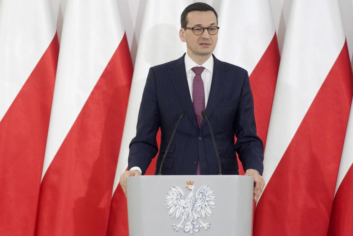 ​Premier Mateusz Morawiecki w poniedziałek udaje się z oficjalną, dwudniową wizytą do Libanu, gdzie spotka się m.in. z prezydentem tego kraju Michelem Naimem Aounem oraz premierem Saadem Haririm. Szef rządu ma także ogłosić projekty, które będą realizowane wspólnie z Libanem. "Wizyta będzie wyrazem wymiernego zaangażowania Polski w pomoc kierowaną do najbardziej potrzebujących grup uchodźców z Syrii oraz wsparcia potrzebujących w Libanie" - powiedziała rzeczniczka rządu Joanna Kopcińska.