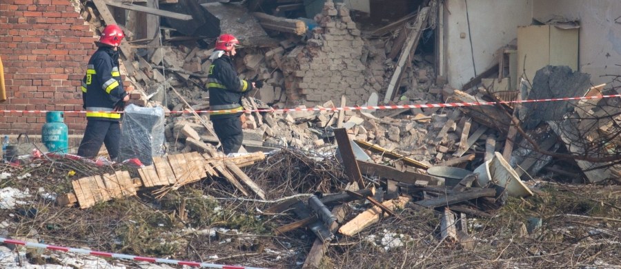 Prokuratura wszczyna śledztwo w sprawie sobotniej katastrofy budowlanej w Sosnowcu. Pod gruzami zawalonej kamienicy zginęła kobieta. Jej męża uratowano, jest w szpitalu. Część ulicy Tylnej nadal jest zamknięta. Przejazd blokują policyjne taśmy i plastikowe bariery. Tam, gdzie jeszcze w sobotę stała kamienica, dziś jest już tylko pusta przestrzeń. Numer 12 przestał istnieć. Dwa przylegające do zawalonej kamienicy ścianami sąsiednie budynki, numery 10 i 14, ocalały. Do tego pierwszego już wrócili mieszkańcy.