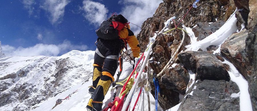 Jest oficjalne potwierdzenie, że Rafał Fronia zakończył swój udział w polskiej wyprawie na K2. Badania w pakistańskim Skardu potwierdziły, że polski himalaista ma złamane przedramię. Tymczasem jego koledzy kolejny raz ruszają w górę.
