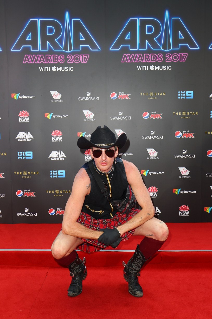 Australijski wokalistka i aktor Kirin J Callinan otrzymał pozew za niestosowne zachowanie na czerwonym dywanie podczas rozdania nagród ARIA. 