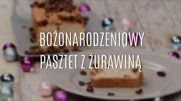 Pasztet może być również bożonarodzeniowy, szczególnie ten z żurawiną. Możesz go podawać solo, z jajkiem lub sosem albo na kanapce. Przyrządzenie bożonarodzeniowego pasztetu z żurawiną wymaga trochę pracy, ale nie jest bardzo trudne. Słodycz żurawiny idealnie pasuje do aromatycznego mięsa. Dowiedz się, jak upiec bożonarodzeniowy pasztet z żurawiną.