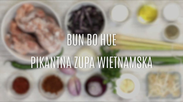 Bun bo hue to zupa wietnamska z dodatkiem makaronu ryżowego i wołowiny. Potrawa oparta jest na smaku ostrym, słonym, słodkim, kwaśnym z wyczuwalnym aromatem trawy cytrynowej. Jeśli kochasz kuchnię azjatycką koniecznie musisz spróbować bun bo hue. Zupa jest pożywna i treściwa, dlatego idealnie nadaje się na obiad. Dowiedz się, jak ugotować idealne bun bo hue.