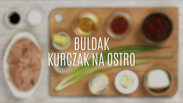 Buldak to danie kuchni koreańskiej, dosłownie słowo to tłumaczy się jako ognisty kurczak. Dlaczego ognisty? Buldak jest daniem pikantnym z dodatkiem chili. Oczywiście ilość papryczki można zmieniać w zależności od kulinarnych upodobań. Dowiedz się, jak przygotować buldak idealny.