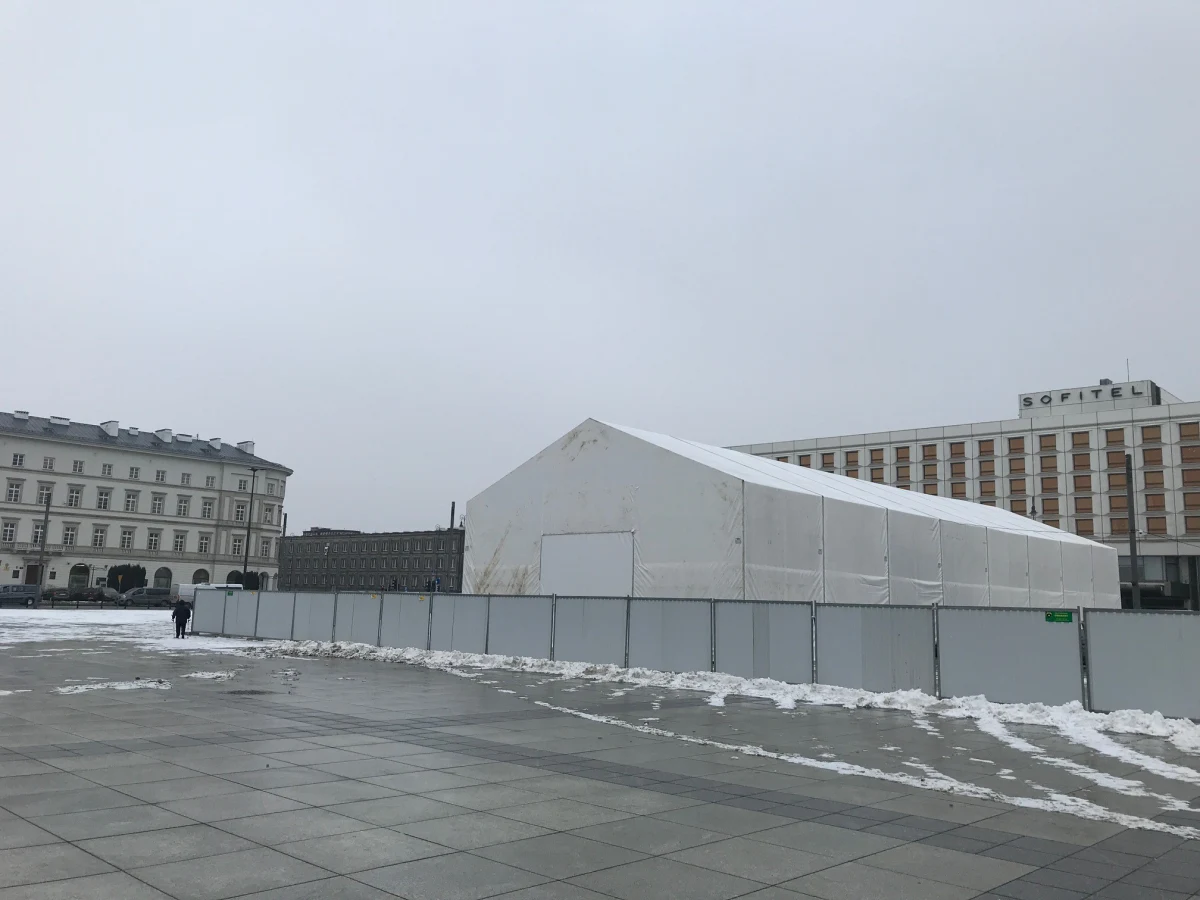 W środę władze Warszawy zamierzają złożyć do wojewody wniosek o ponowne rozpatrzenie decyzji w sprawie budowy pomnika ofiar katastrofy smoleńskiej na pl. Piłsudskiego. Stołeczni urzędnicy uważają, że miasto musi być stroną tego postępowania, a pomnik nie jest inwestycją obronną. Tylko takie można stawiać na tym terenie po przejęciu przez wojewodę.