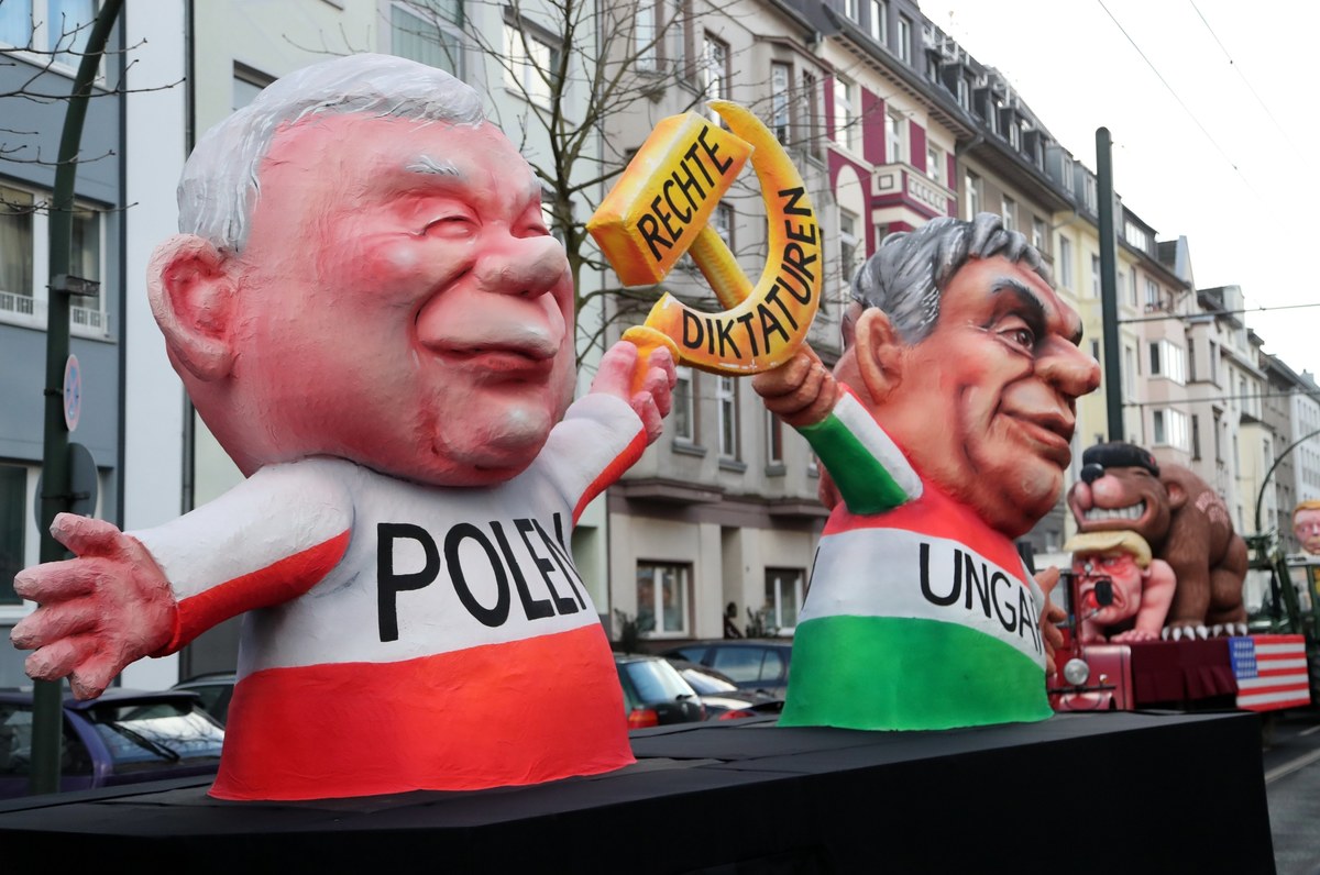 Setki tysięcy ludzi wzięło udział w tradycyjnych pochodach karnawałowych w niemieckich miastach, organizowanych w Różany Poniedziałek. Największe korowody przeszły ulicami Kolonii, Düsseldorfu i Mainz. Jak co roku uwagę przeciągały satyryczne postaci polityków, ustawione na ruchomych platformach. Wśród nich Donald Trump, Theresa May, a także premier Viktor Orban oraz prezes Prawa i Sprawiedliwości Jarosław Kaczyński. 