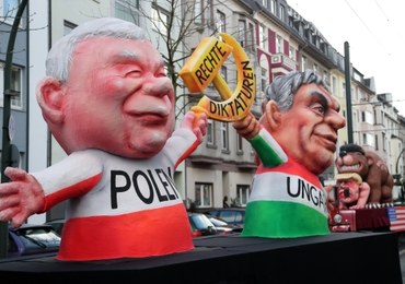 Kaczyński i Orban z sierpem i młotem jako prawicowi dyktatorzy 