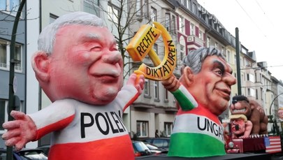 Kaczyński i Orban z sierpem i młotem jako prawicowi dyktatorzy 