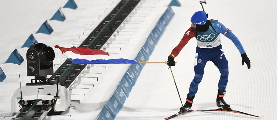 Francuz Martin Fourcade wygrał w Pjongczangu olimpijską rywalizację w biathlonowym biegu na dochodzenie na 12,5 km. Niespodziewanie srebrny medal zdobył Szwed Sebastian Samuelsson, a brązowy - Niemiec Benedikt Doll. Grzegorz Guzik zajął 56. miejsce.