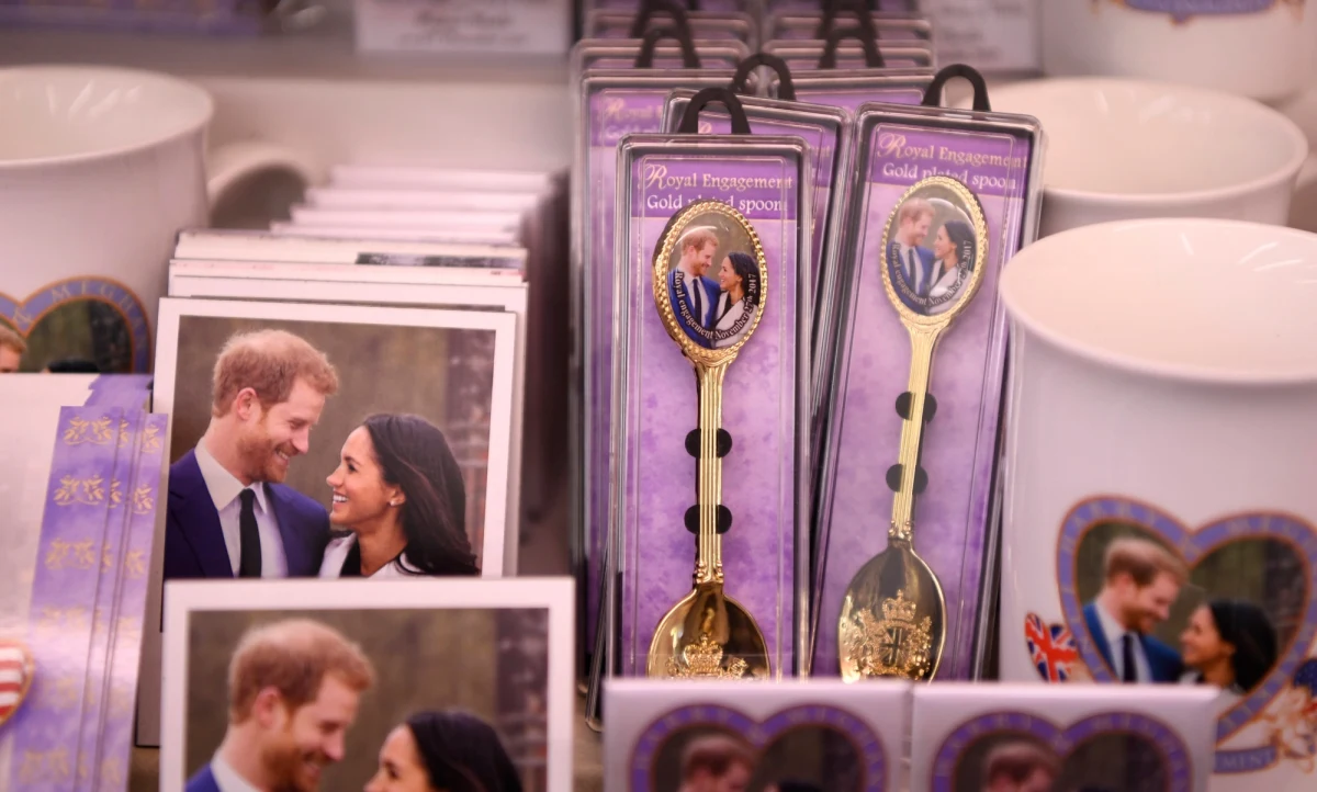 Książę Harry i amerykańska aktorka Meghan Markle powiedzą sakramentalne "tak" w południe 19 maja w kaplicy na zamku w Windsorze. Ślubu udzieli im arcybiskup Canterbury, wielebny Justin Welby. Następnie młoda para przejedzie ulicami miasta w otwartym powozie, po czym powróci na zamek. Tam wieczorem w sali św. Jerzego odbędzie się przyjęcie weselne, którego gospodarzem będzie ojciec Harry’ego, następca brytyjskiego tronu książę Karol. 