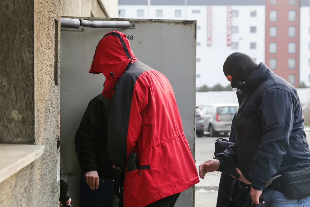 ​Sześć osób zatrzymanych w związku z podejrzeniami o nieprawidłowości przy prywatyzacji Ciechu usłyszało w poniedziałek zarzuty w katowickiej prokuraturze - poinformował późnym wieczorem PAP jej rzecznik Waldemar Łubniewski. Centralne Biuro Antykorupcyjne poinformowało w poniedziałek o zatrzymaniu ws. prywatyzacji Ciechu sześciu osób, w tym byłego wiceministra skarbu w rządzie PO-PSL. Według nieoficjalnych informacji PAP straty mogły sięgnąć nawet 110 mln zł, a zatrzymany b. wiceminister to Paweł T., były prezes Giełdy Papierów Wartościowych.