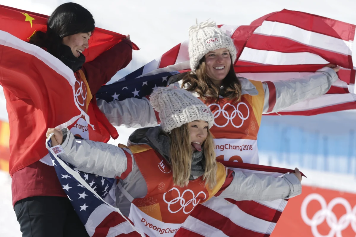 ​17-letnia Amerykanka Chloe Kim zdobyła złoty medal snowboardowej konkurencji halfpipe w zimowych igrzyskach w Pjongczangu. Po srebro sięgnęła Chinka Jiayu Liu, a po brąz rodaczka zwyciężczyni Arielle Gold. Polki nie startowały.