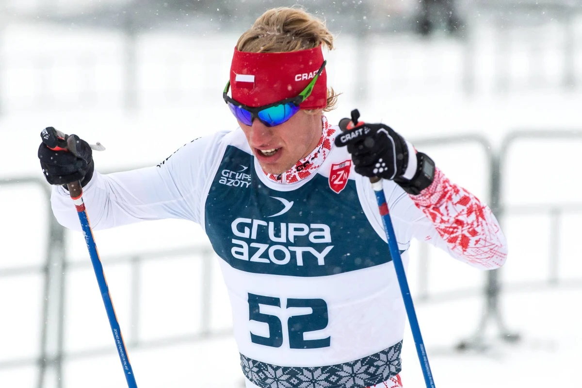 ​W debiucie olimpijskim 21-letni Kamil Bury niespodziewanie awansował do ćwierćfinału sprintu techniką klasyczną, zajmując 28. miejsce w kwalifikacjach w Pjongczangu. Odpadł inny polski biegacz narciarski Maciej Staręga. Najlepszy był Fin Ristomatti Hakola.