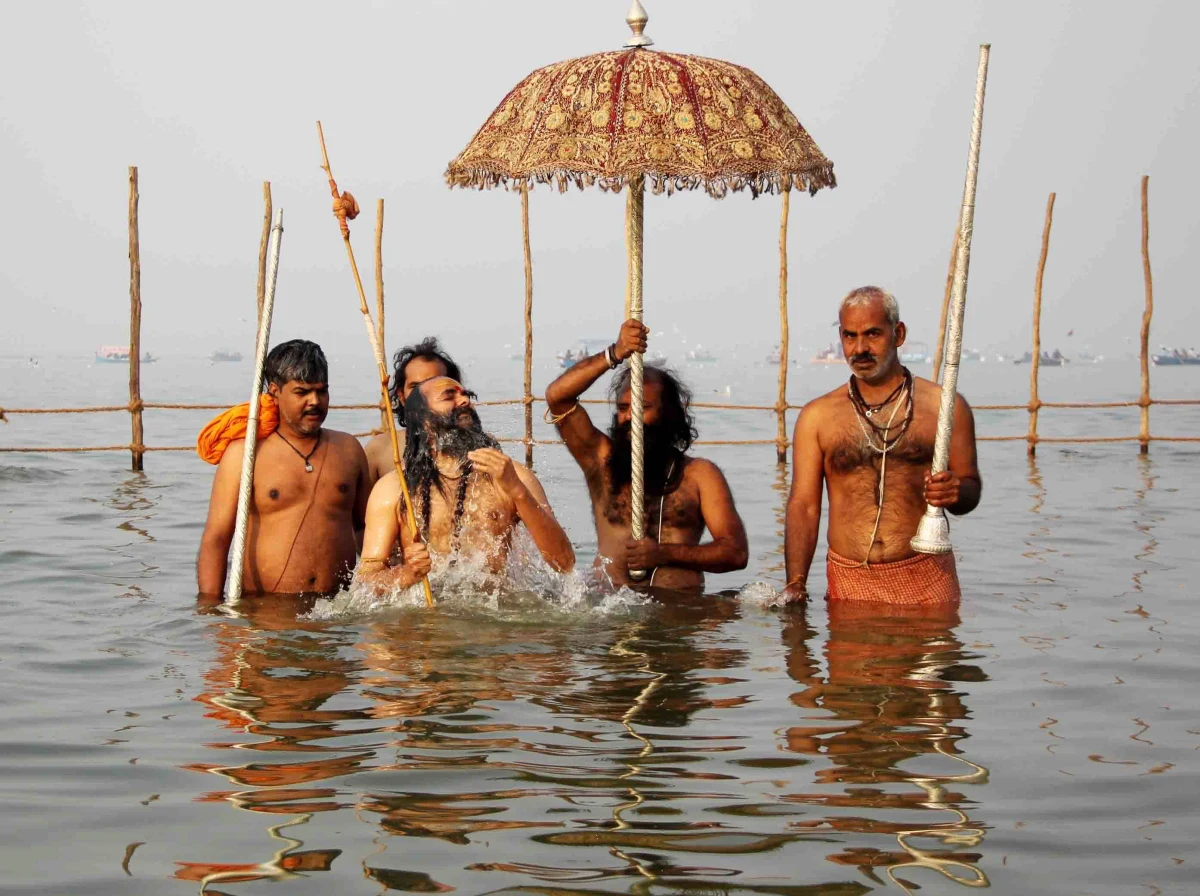 Hindusi obchodzą Śiwaratri, święto ku czci boga Śiwy. Do Paśupatinath w Nepalu, jednej z najważniejszych świątyń hinduizmu, przybyło ok. 1,3 mln pielgrzymów. Do tej pory w czasie Śiwaratri mogli palić marihuanę, jednak w tym roku policja zapowiedziała aresztowania.