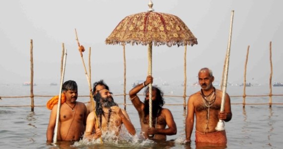 Hindusi obchodzą Śiwaratri, święto ku czci boga Śiwy. Do Paśupatinath w Nepalu, jednej z najważniejszych świątyń hinduizmu, przybyło ok. 1,3 mln pielgrzymów. Do tej pory w czasie Śiwaratri mogli palić marihuanę, jednak w tym roku policja zapowiedziała aresztowania.