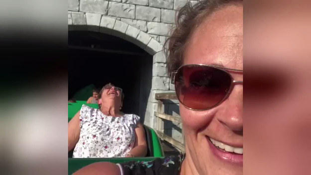 67-letnia kobieta nigdy nie zapomni swojej pierwszej przejażdżki rollercoasterem w Legolandzie w Winter Haven na Florydzie. Przez całą drogę krzyczała, siedząc w bardzo dziwnej pozycji.