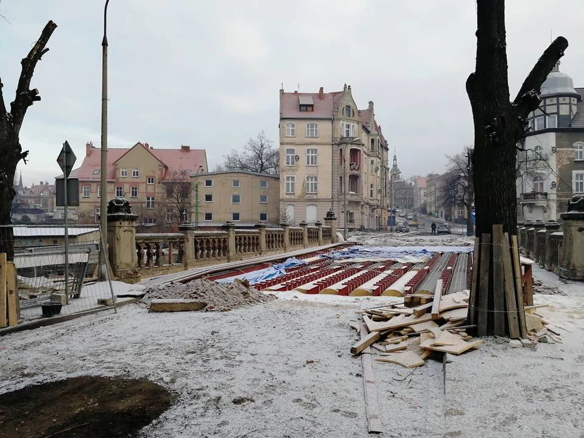 Ok. 120 kilogramów trotylu z okresu II wojny światowej zabezpieczyli we wtorek w Dzierżonowie saperzy. Paczki z trotylem znaleziono podczas prac budowlanych związanych z remontem mostu. Na czas akcji saperskiej ewakuowano ponad 2 tys. osób z okolicznych mieszkań i lokali.

