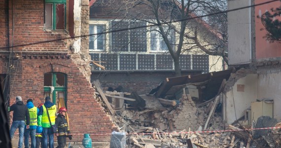 Władze Sosnowca znalazły firmę, która zajmie się wyburzeniem zawalonej w sobotę kamienicy na ulicy Tylnej. Prace muszą ruszyć najszybciej, jak to możliwe. Budynek runął po wybuchu gazu. 