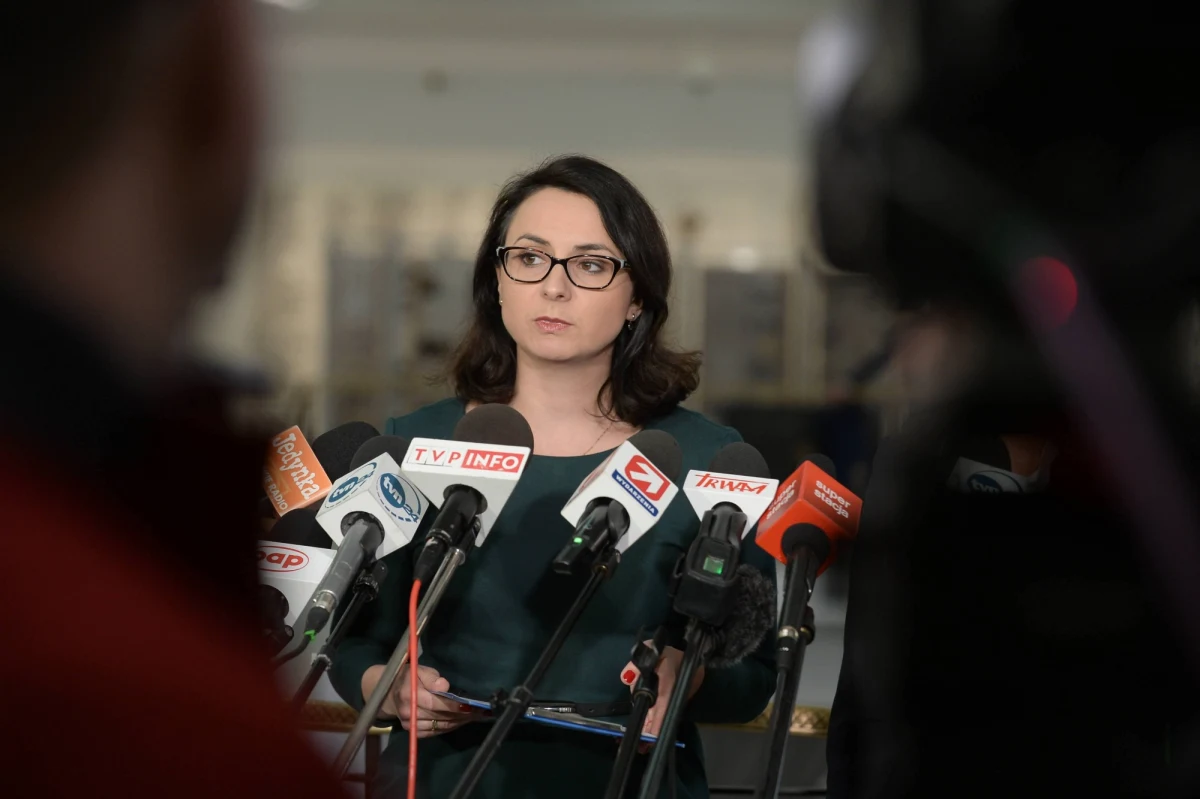 ​Szefowa klubu Nowoczesnej Kamila Gasiuk-Pihowicz zaapelowała we wtorek do wszystkich osób, które wsparły swym podpisem kandydatów do KRS, by ujawniły swą tożsamość. Wskazywała też, że więksdzość kandydatów to osoby powiązane z ministrem sprawiedliwości Zbigniewem Ziobrą. Centrum Informacyjne Sejmu przekazało do tej pory personalia 11 z 18 zgłoszonych kandydatów do KRS, są to: Robert Pelewicz, Dariusz Drajewicz, Grzegorz Furmankiewicz, Teresa Kurcyusz-Furmanik, Leszek Mazur, Jędrzej Kondek, Ewa Łąpińska, Maciej Andrzej Mitera, Dagmara Pawełczyk-Woicka, Mariusz Witkowski oraz Rafał Puchalski. CIS nie podał jednak przez kogo ci poszczególni kandydaci zostali zgłoszeni. 