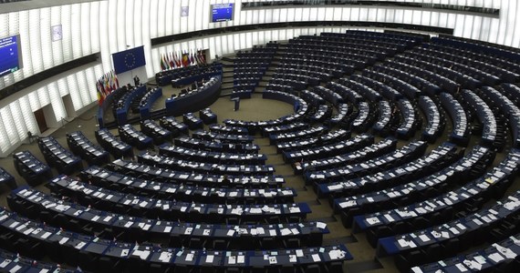 W środę unijni komisarze mają zatwierdzić dokument przygotowany przez komisarza do spraw budżetu Guentera Oettingera – ustaliła korespondentka RMF FM Katarzyna Szymańska-Borginion. W dokumencie pojawi się zdanie, które jest propozycją uzależnienia wypłat z unijnego budżetu od przestrzegania wartości zapisanych w art. 2 Traktatu Unii Europejskiej. 