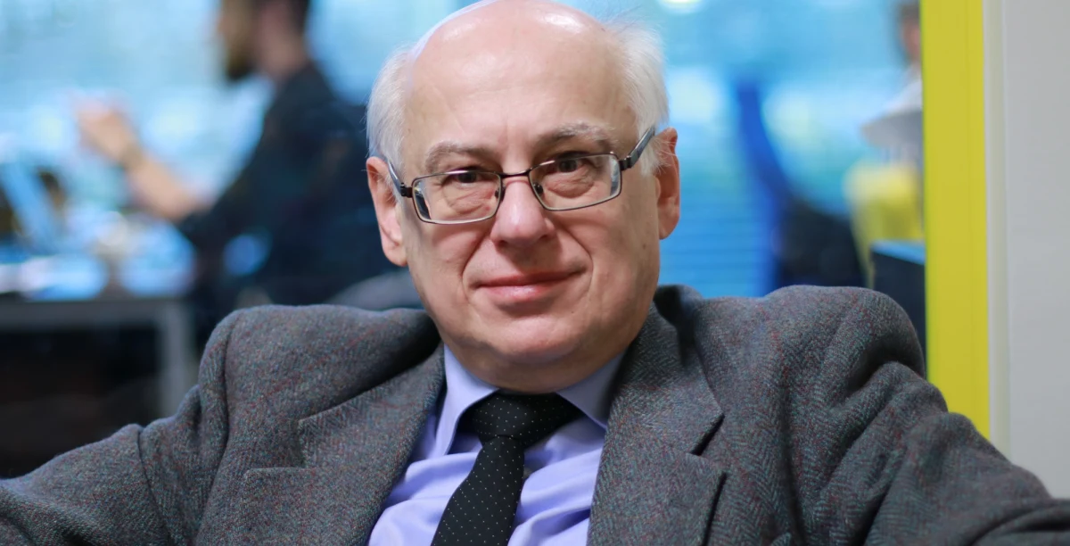 „Jesteśmy krajem praworządnym, prawo obowiązuje wszystkich. Myślę, że będzie to też jasny sygnał dla Komisji Europejskiej, dla komisarza Timmermansa, że jesteśmy krajem praworządnym. Nie wiem, czy mu się to spodoba, ale to pokazuje, że prawo obowiązuje wszystkich – niezależnie od wielkich zasług w przeszłości” - powiedział w Porannej rozmowie w RMF FM Zdzisław Krasnodębski, komentując zatrzymanie Władysława Frasyniuka. „Uważam, że to bardzo rozsądne stanowisko zważywszy na to, że my te zawsze chcieliśmy rozmawiać (…). Łatwiej się rozmawia z nowymi osobami (jak premier i szef MSZ – Red.), poza tym ta procedura jakoś doszła do pewnej granicy” – stwierdził polityk PiS, oceniając ostatnie pojednawcze wypowiedzi wiceszefa KE na temat Polski. Zdzisław Krasnodębski odniósł się także do swoich szans na objęcie funkcji wiceprzewodniczącego Parlamentu Europejskiego, mówiąc: „Czekam na poparcie PO”. „To była osobista decyzja Ryszarda Czarneckiego (żeby nie przepraszać Róży Thun). To przykra sprawa dla obu stron” – w ten sposób europoseł podsumował z kolei odwołanie Czarneckiego z funkcji wiceszefa Europarlamentu. Jak dodał, europosłowie wsparli ostatnio Różę Thun w głosowaniu w sprawie geoblokowania. 