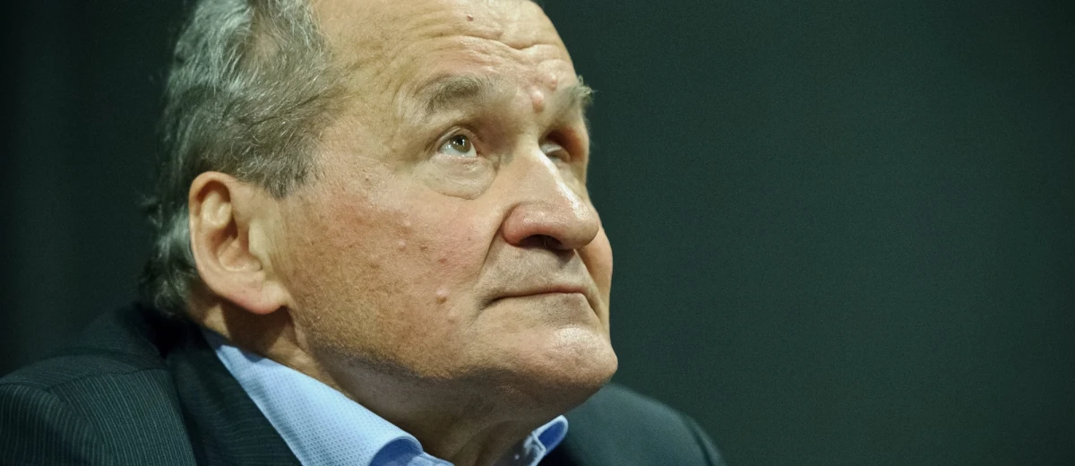 „Pomnik smoleński na placu Piłsudskiego to jest gwałt na świadomości, na naszym umiłowaniu tego placu, jako symbolu patriotyzmu (…) Ten pomnik jest gwałtem, to jest gwałt na Warszawie. Jeden pan ubrdał sobie, że pomnik musi tam stanąć” – mówił w Popołudniowej rozmowie w RMF FM były doradca prezydenta Bronisława Komorowskiego Henryk Wujec. „Pomnik nie powinien tam (na placu Piłsudskiego – przyp. red.) stanąć, tylko w innym miejscu Warszawy” – dodał. Pytany, dlaczego akurat nie na placu - odpowiedział: „[Katastrofa smoleńska] to nie jest wydarzenie, które byłoby równe Grobowi Nieznanego Żołnierza, bo to jest uświęcenie pamięci wszystkich, którzy walczyli o Polskę, a to była katastrofa lotnicza” – mówił gość Marcina Zaborskiego. Pytany o byłego prezydenta Gruzji Micheila Saakaszwilego, powiedział, że to „awanturnik, który chce odegrać jakąś rolę polityczną”. Zaznaczył, że nie należy go represjonować. „Bardzo często bywało w Polsce tak, że tutaj znajdowali miejsce polityczni nieudacznicy” – powiedział były wiceminister. Wujec skrytykował także działania opozycji ws. ustawy o IPN. „Wiadomo było, że to jest knot, nawet wewnątrz PiS mówili, że to jest knot. W takim razie oni (opozycja) wstrzymują się od głosu. Jakie potem mają prawo walczyć z tą ustawą, gdy się wstrzymują?” – mówił rozmówca dziennikarza RMF FM.