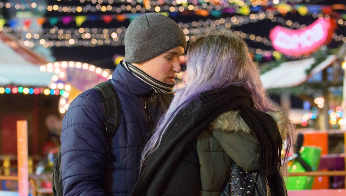 Trzy czwarte Polek i Polaków badanych w sondażu Kantar Public (74 proc.) wierzy w miłość od pierwszego wejrzenia. 45 proc. jest przekonanych, że prawdziwa miłość zdarza się tylko raz.
