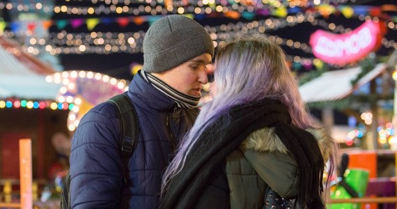 Trzy czwarte Polek i Polaków badanych w sondażu Kantar Public (74 proc.) wierzy w miłość od pierwszego wejrzenia. 45 proc. jest przekonanych, że prawdziwa miłość zdarza się tylko raz.
