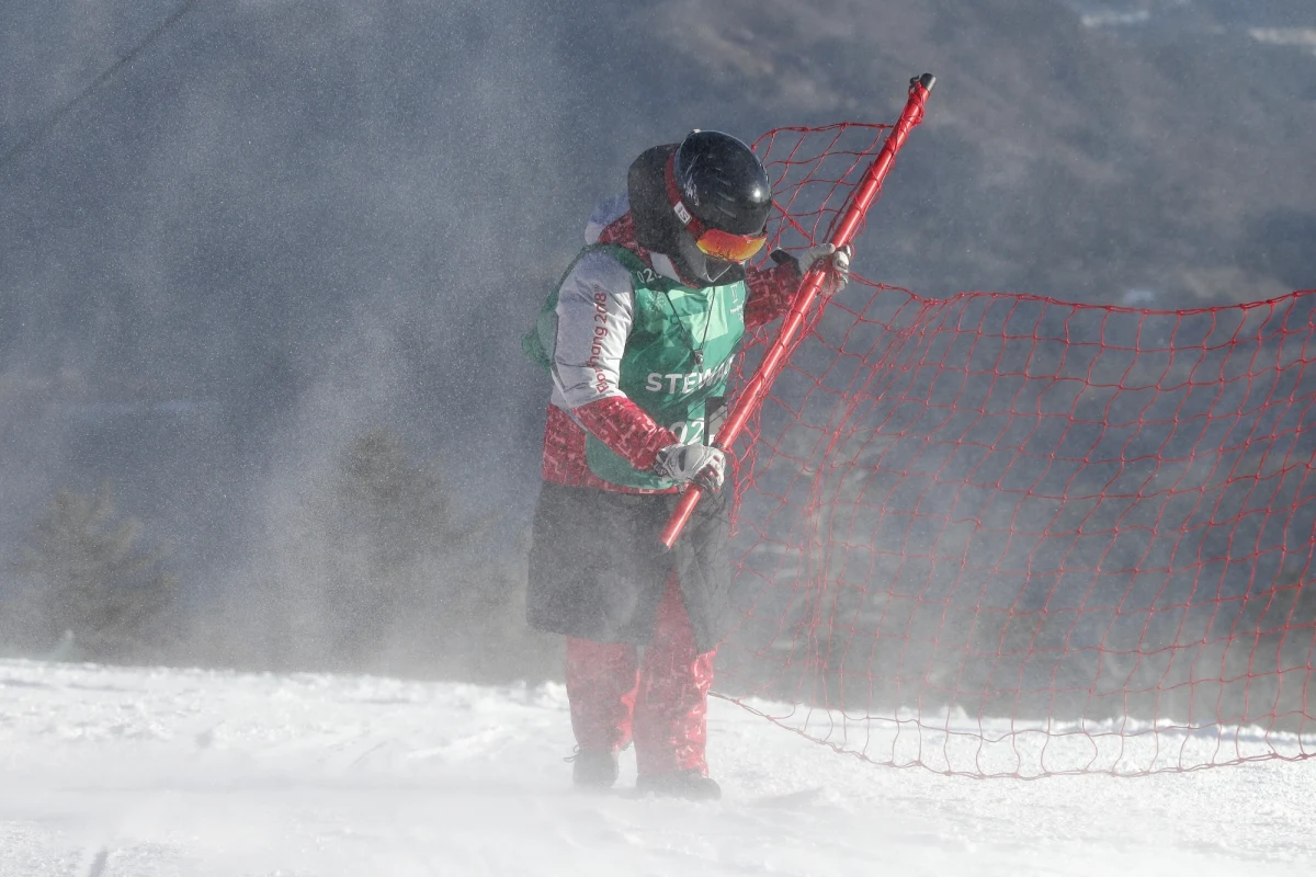 ​Z powodu zbyt silnego wiatru organizatorzy zdecydowali o przełożeniu na piątek narciarskiego slalomu kobiet na igrzyskach olimpijskich w Pjongczangu. Pierwotnie slalom miał się rozpocząć o 2.15, ale najpierw został opóźniony o pół godziny, a następnie o kolejne 60 minut. Tuż przed upływem tego czasu pojawił się komunikat, że w środę zawody się nie odbędą.