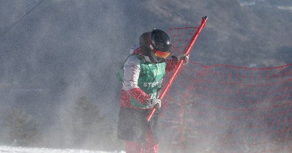 ​Z powodu zbyt silnego wiatru organizatorzy zdecydowali o przełożeniu na piątek narciarskiego slalomu kobiet na igrzyskach olimpijskich w Pjongczangu. Pierwotnie slalom miał się rozpocząć o 2.15, ale najpierw został opóźniony o pół godziny, a następnie o kolejne 60 minut. Tuż przed upływem tego czasu pojawił się komunikat, że w środę zawody się nie odbędą.