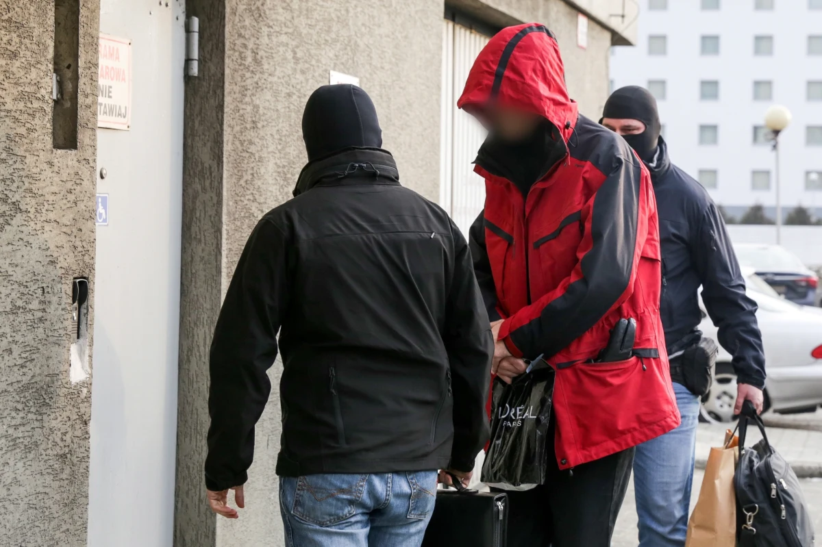 Były wiceminister skarbu w rządzie PO-PSL Paweł T. nie trafi do tymczasowego aresztu - zdecydował sąd. Mężczyzna jest podejrzany ws. nieprawidłowości przy prywatyzacji koncernu chemicznego CIECH. Nie będzie też aresztu dla ministerialnego urzędnika Tomasza Z. Wnioski w ich sprawie skierowała we wtorek do sądu katowicka Prokuratura Regionalna. Około godz. 11 w środę śledczy poinformowali, że nie zgadzają się z decyzją sądu i zostanie ona zaskarżona. 