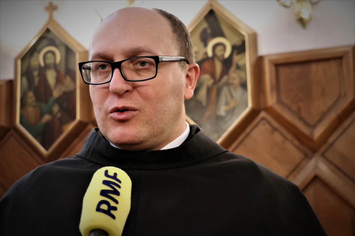 Środa Popielcowa to w Kościele katolickim rozpoczęcie Wielkiego Postu, czyli czasu pokuty i refleksji. To także czas nawrócenia. Zwyczaj posypywania głów popiołem pochodzi z VII wieku. Obowiązkowym w całym Kościele ustanowił go papież Urban II w IX wieku. W tym roku Środa Popielcowa wypada razem z Walentynkami. "W tym dniu obowiązuje nas post jakościowy jak i ilościowy, powinniśmy się powstrzymać od imprez" - mówi w rozmowie z RMF FM ojciec Jan Maria Szewek.