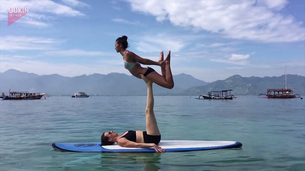 Dwie dziewczyny w bikini, na desce surfingowej ćwiczących jogę. Robi wrażenie prawda? 