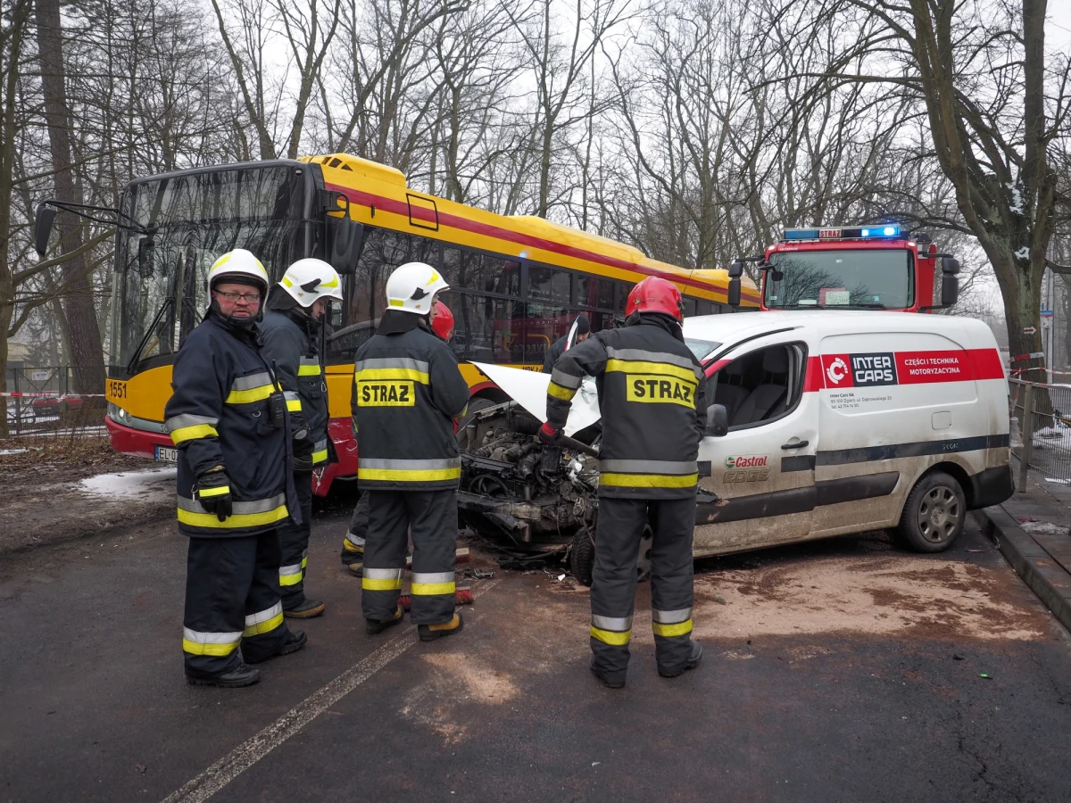 Pięć osób zostało poszkodowanych w wypadku, do którego doszło w godzinach porannych w Łodzi. Autobus komunikacji miejskiej zderzył się z samochodem dostawczym na ulicy Okólnej.