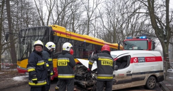 Pięć osób zostało poszkodowanych w wypadku, do którego doszło w godzinach porannych w Łodzi. Autobus komunikacji miejskiej zderzył się z samochodem dostawczym na ulicy Okólnej.