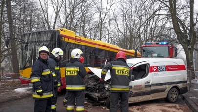 Wypadek w Łodzi. Stracił panowanie nad autem i czołowo uderzył w autobus