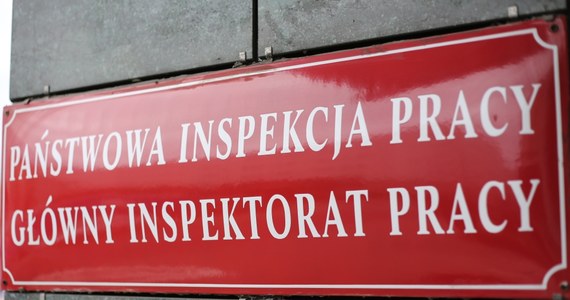 Inspektorzy Państwowej Inspekcji Pracy wkroczyli do zakładu produkcji warzyw w Krerowie w powiecie poznańskim. Zabezpieczają dokumentację, kontrolują linię produkcyjną i próbują ustalić, na jakich zasadach byli w nim zatrudniani pracownicy. Przypomnijmy - PIP wzięła firmę pod lupę po tym, gdy pracująca w niej pani Oksana – obywatelka Ukrainy - dostała udaru. Pracująca razem z nią siostra błagała szefów o wezwanie karetki. Tymczasem właściciel firmy, obiecując, że zawiezie kobiety do szpitala, woził je w swoim aucie po okolicy. Obie kobiety wysadził na przystanku i wezwał policję do… pijanej. 