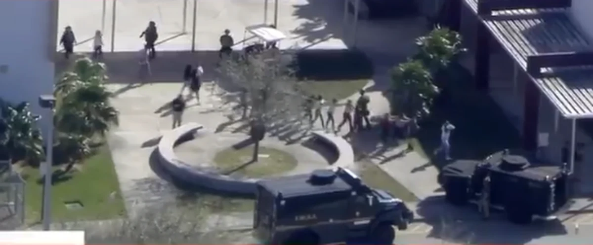 Strzelanina w szkole średniej w Parkland na Florydzie. Sprawca został zatrzymany. Biuro lokalnego szeryfa podało, że to były uczeń zaatakowanej placówki. 