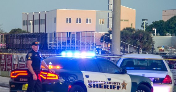 W strzelaninie w szkole średniej w Parkland na Florydzie zginęło 17 osób. Sprawca został zatrzymany. Biuro lokalnego szeryfa podało, że to były uczeń zaatakowanej placówki - Nikolas Cruz, który miał kłopoty w szkole. Został wydalony na rok przed jej zakończeniem, ponieważ słał pogróżki pod adresem kolegów. Był znany jako miłośnik broni palnej i białej. Krążyły plotki, że w domu miał cały arsenał.