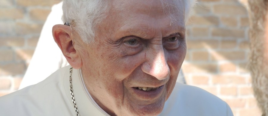 Emerytowany 90-letni papież Benedykt XVI cierpi na postępujący paraliż, który może dotrzeć do serca - ujawnił w wywiadzie jego starszy brat ksiądz Georg Ratzinger. Rozmowę opublikowaną przez pismo "Neue Post" przytoczono na niemieckiej stronie mediów Watykanu.